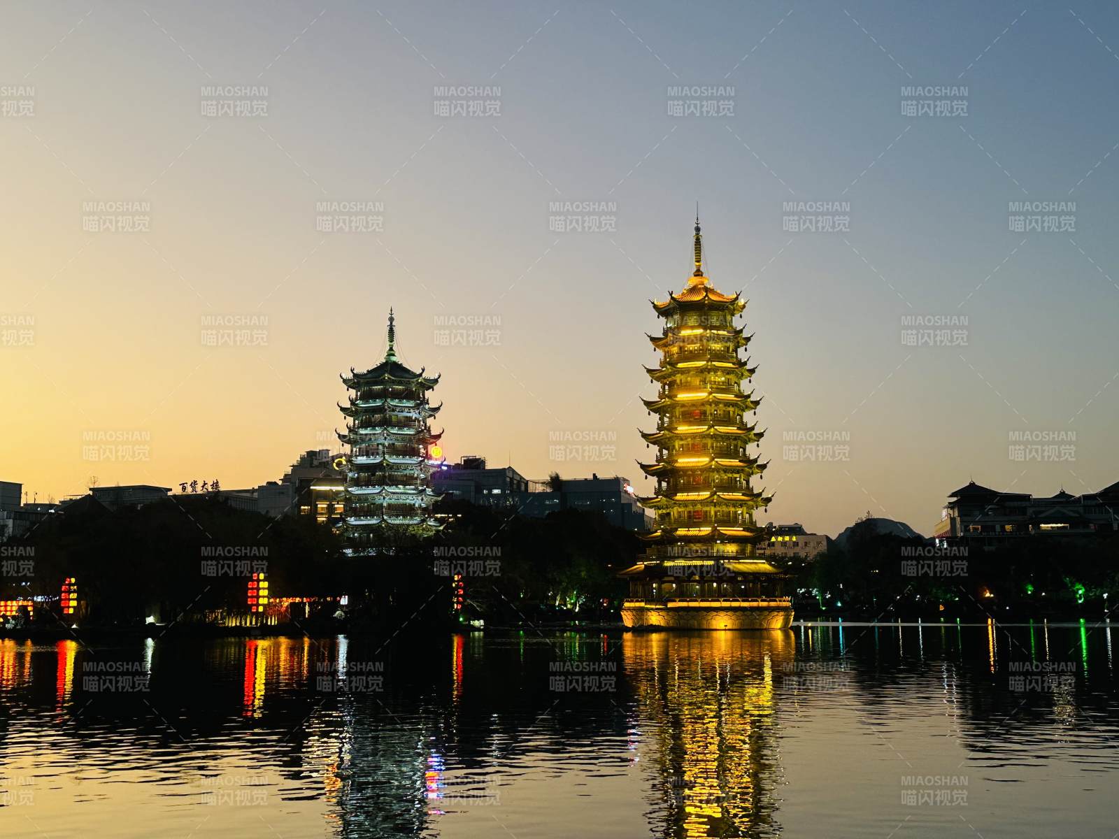 双塔映湖夜景美如画图片