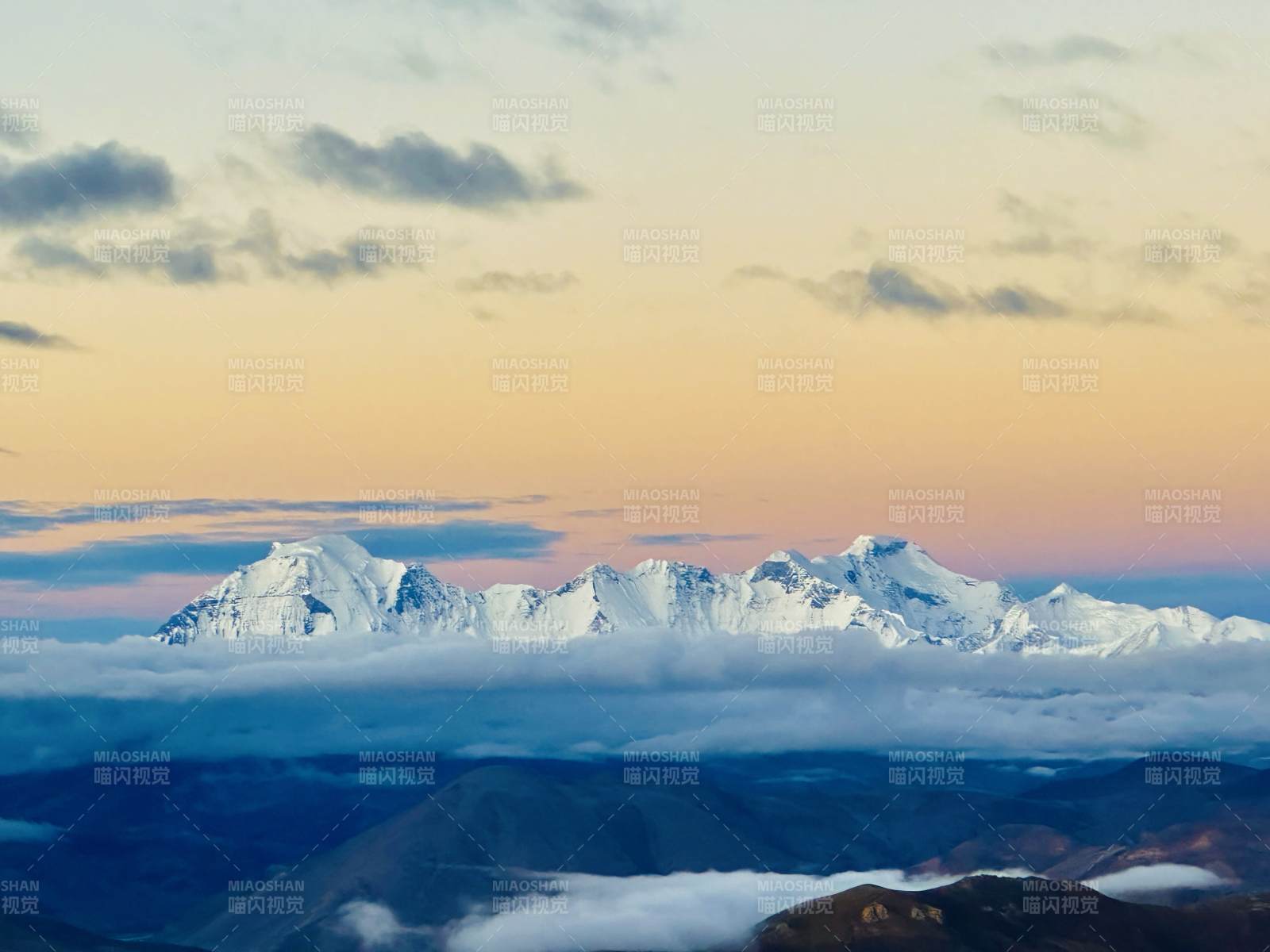 西藏 珠穆朗玛峰 雪山云海 晨曦初照图片