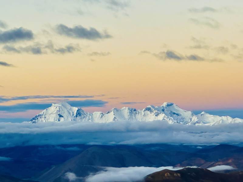 西藏 珠穆朗玛峰 雪山云海 晨曦初照图片