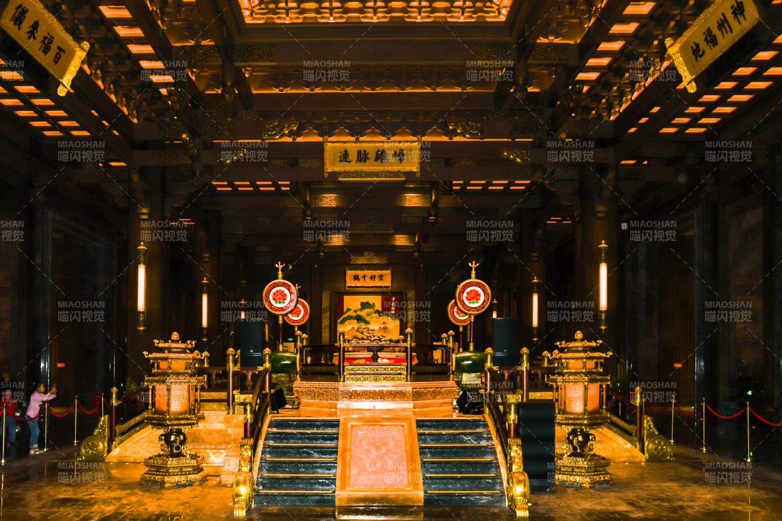 福州闽越水镇大殿内部辉煌景象图片