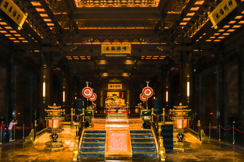 福州闽越水镇大殿内部辉煌景象图片