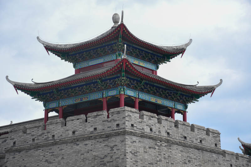 福州闽越水镇古塔楼阁 云天相映图片