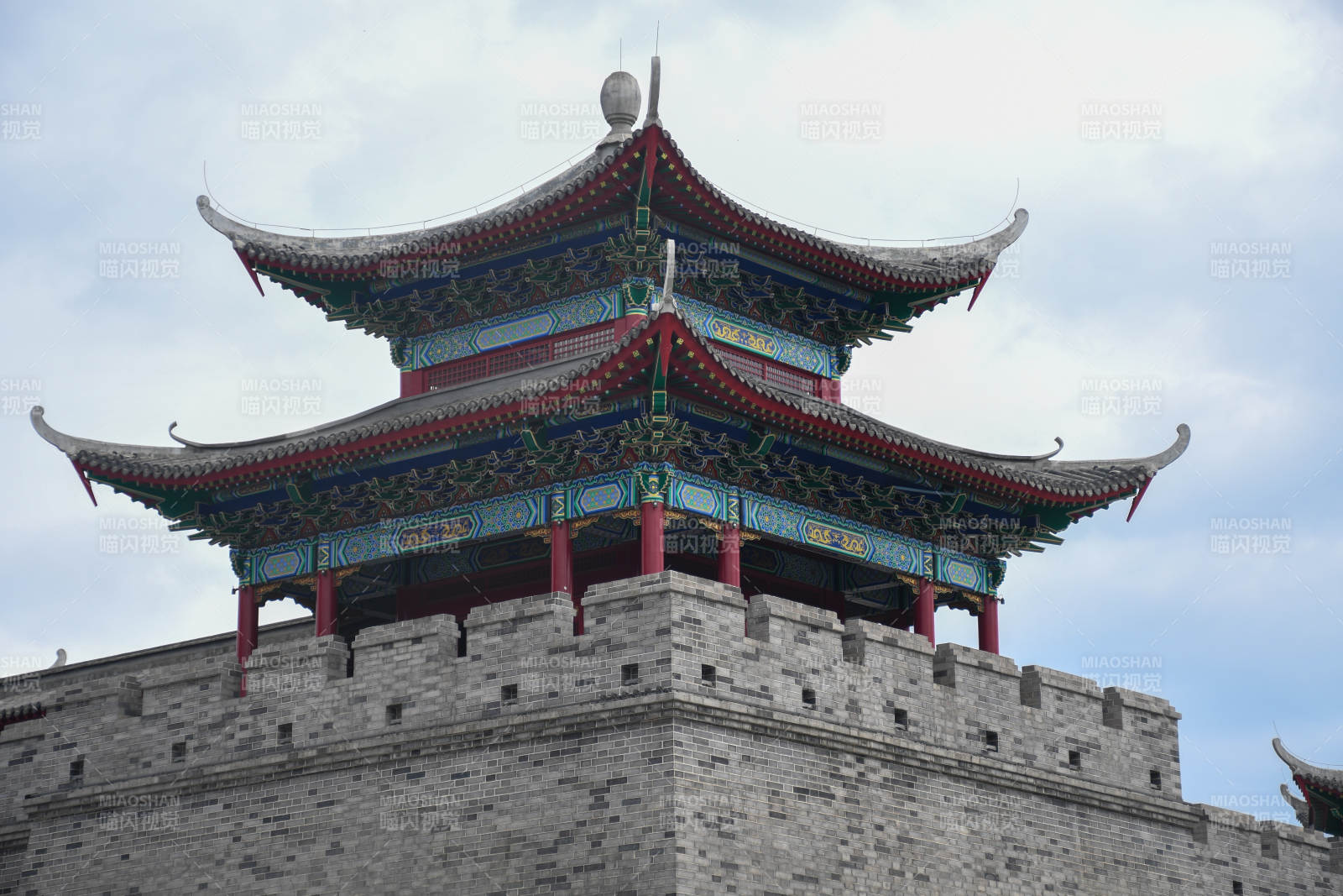 福州闽越水镇古塔楼阁 云天相映图片