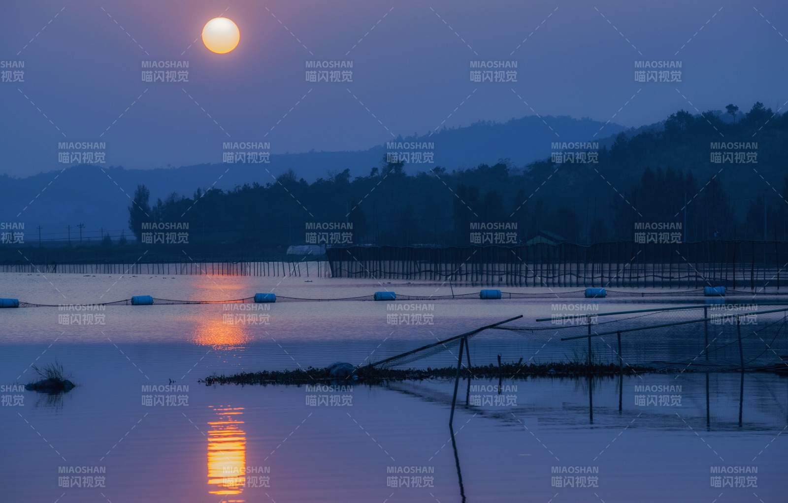 湖畔月色映水静谧夜景图片