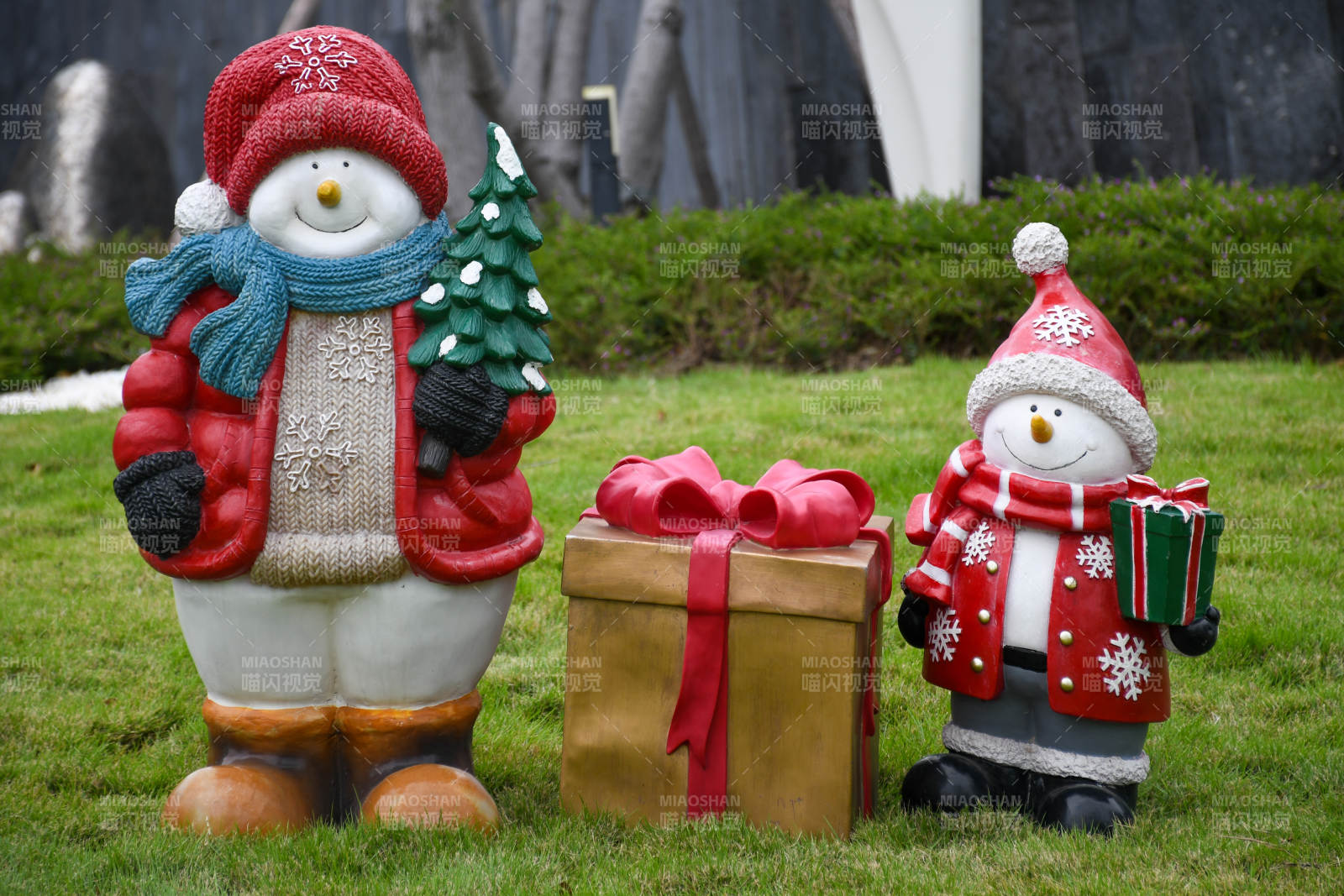 雪人与圣诞礼物图片