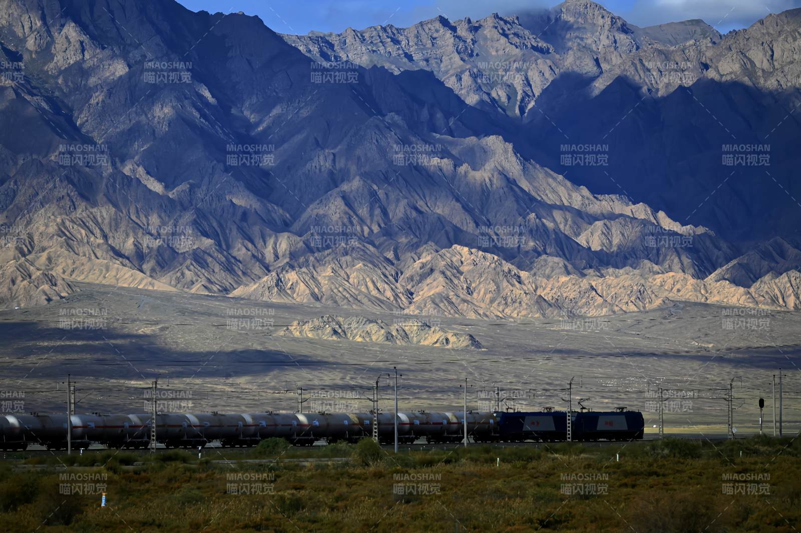沙漠列车穿越祁连山脉图片