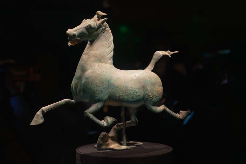 青铜奔马雕塑图片