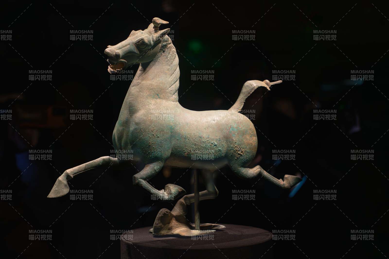 青铜奔马雕塑图片