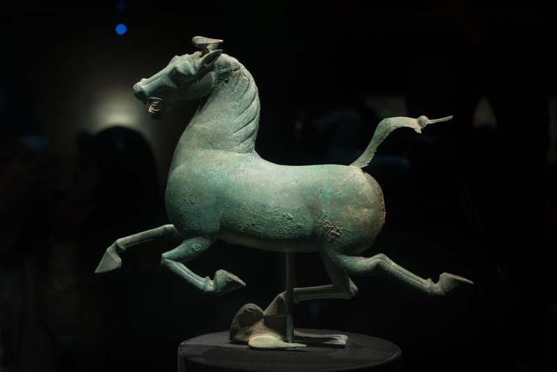 青铜奔马雕塑图片