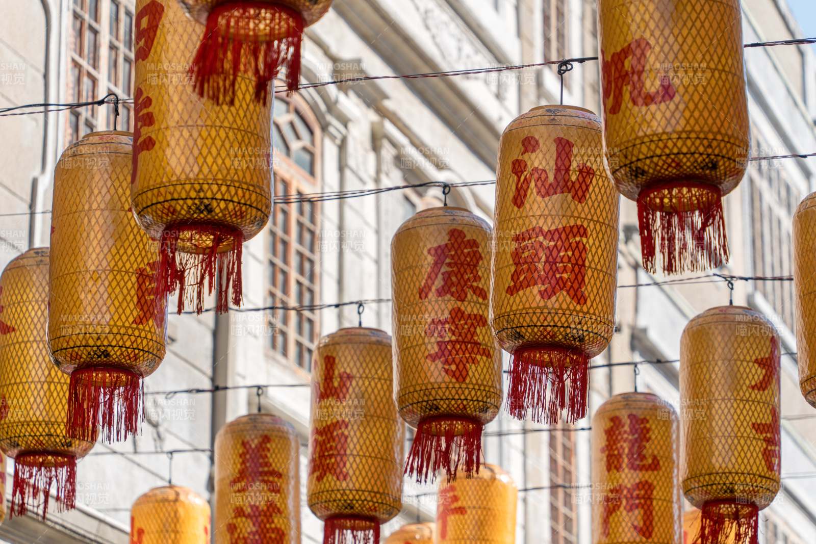 中式灯笼装饰街道图片