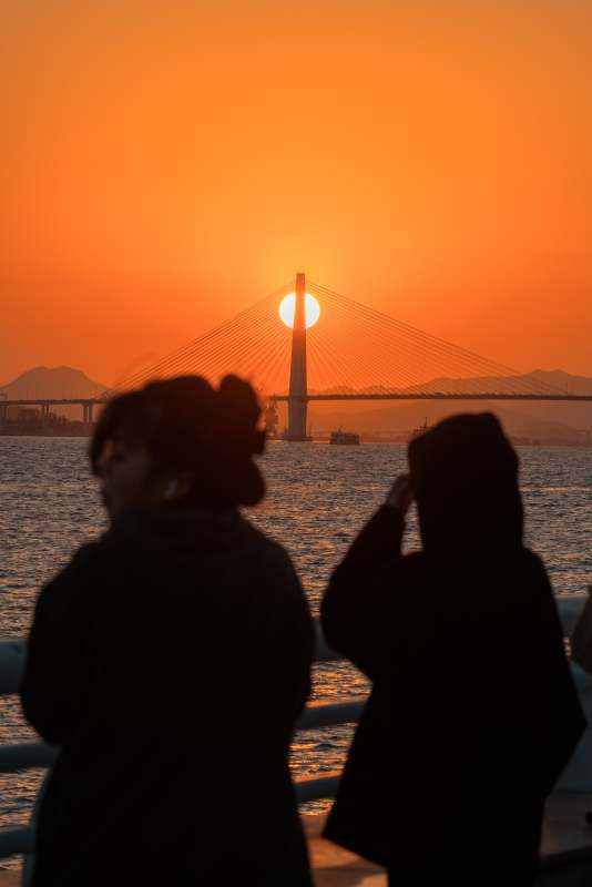 夕阳下的桥与剪影图片