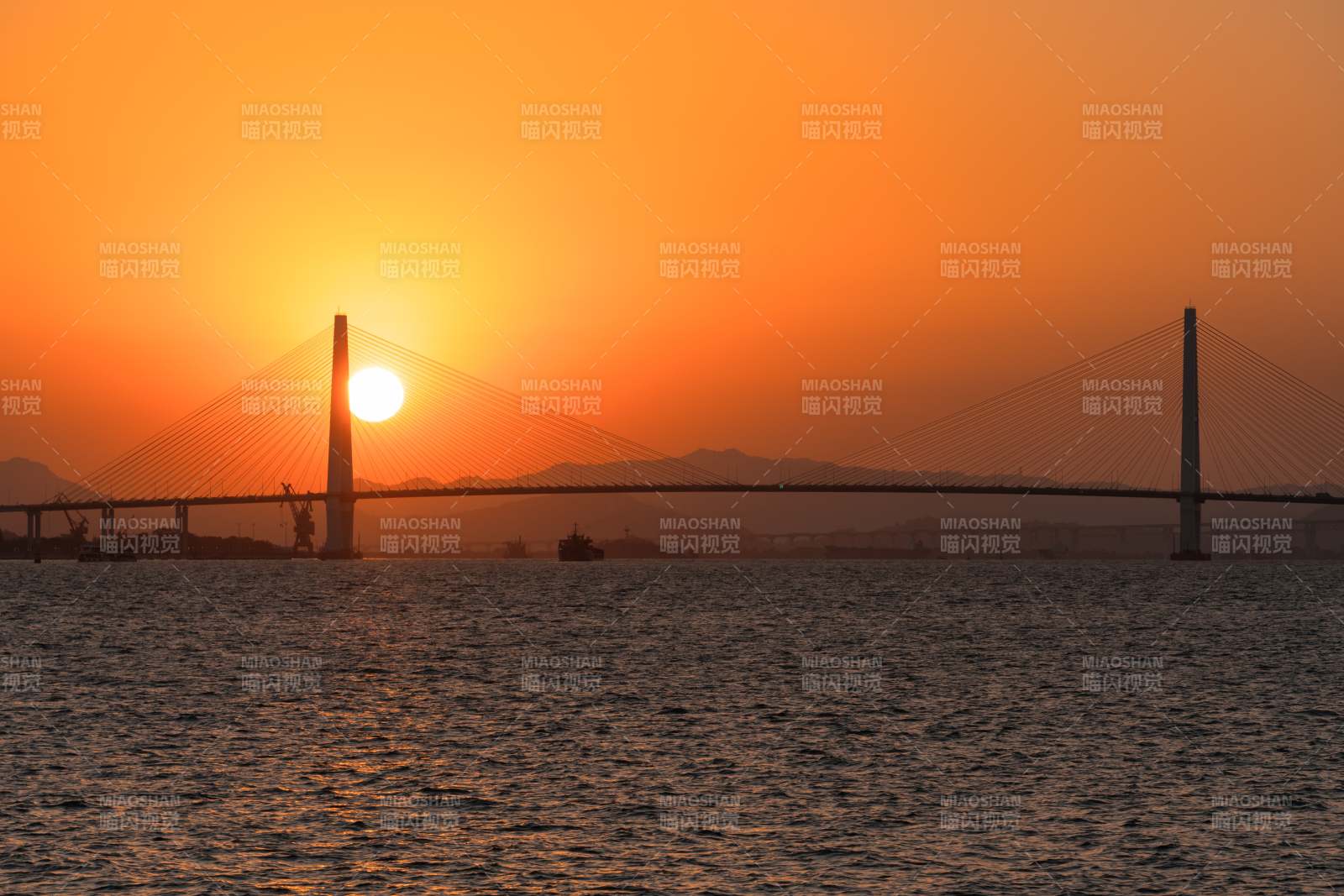 夕阳下的跨海大桥图片