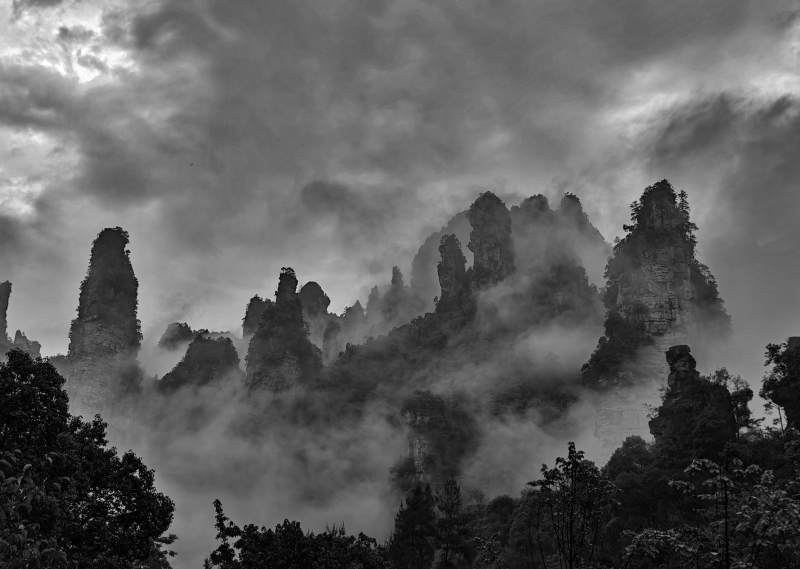 云雾缭绕的山峰奇景张家界图片