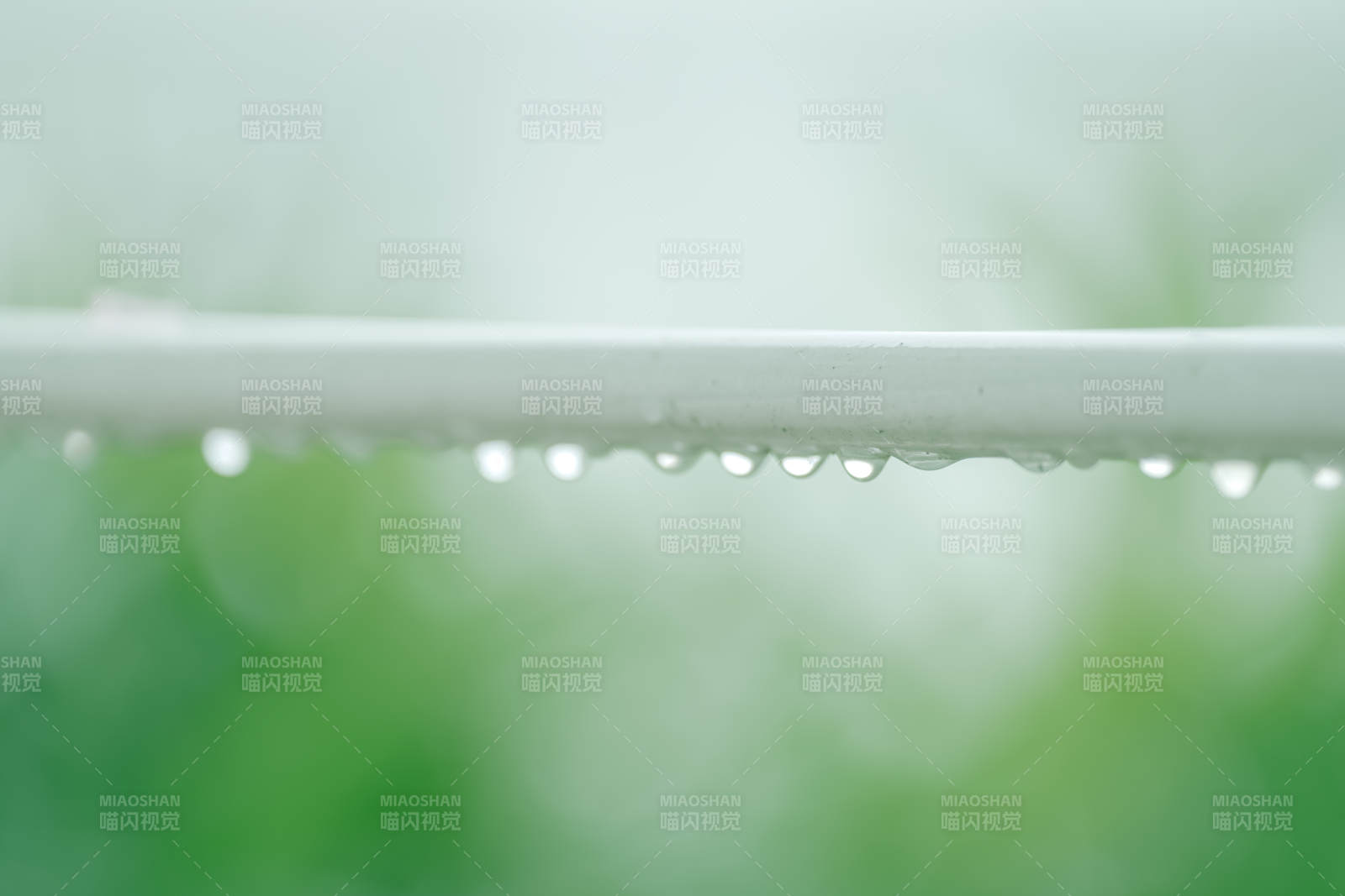 雨滴在栏杆上的瞬间图片