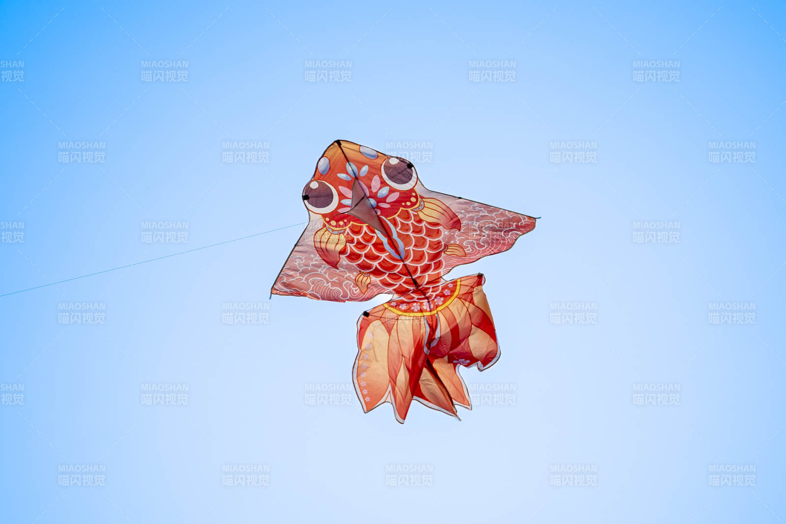 空中飞舞的鱼形风筝图片