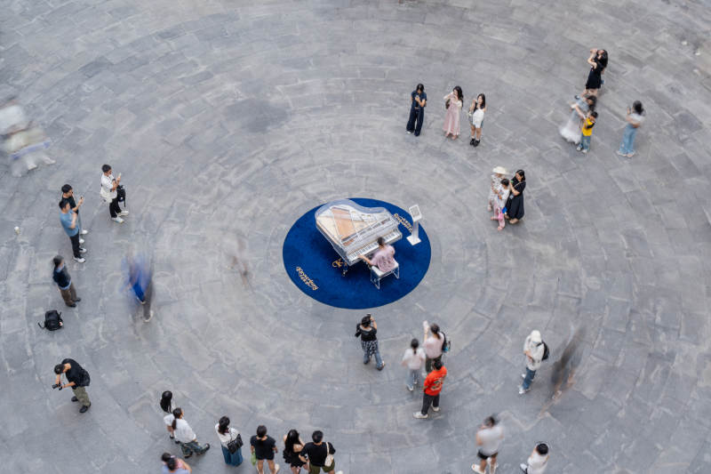 广场中央的钢琴演奏会图片