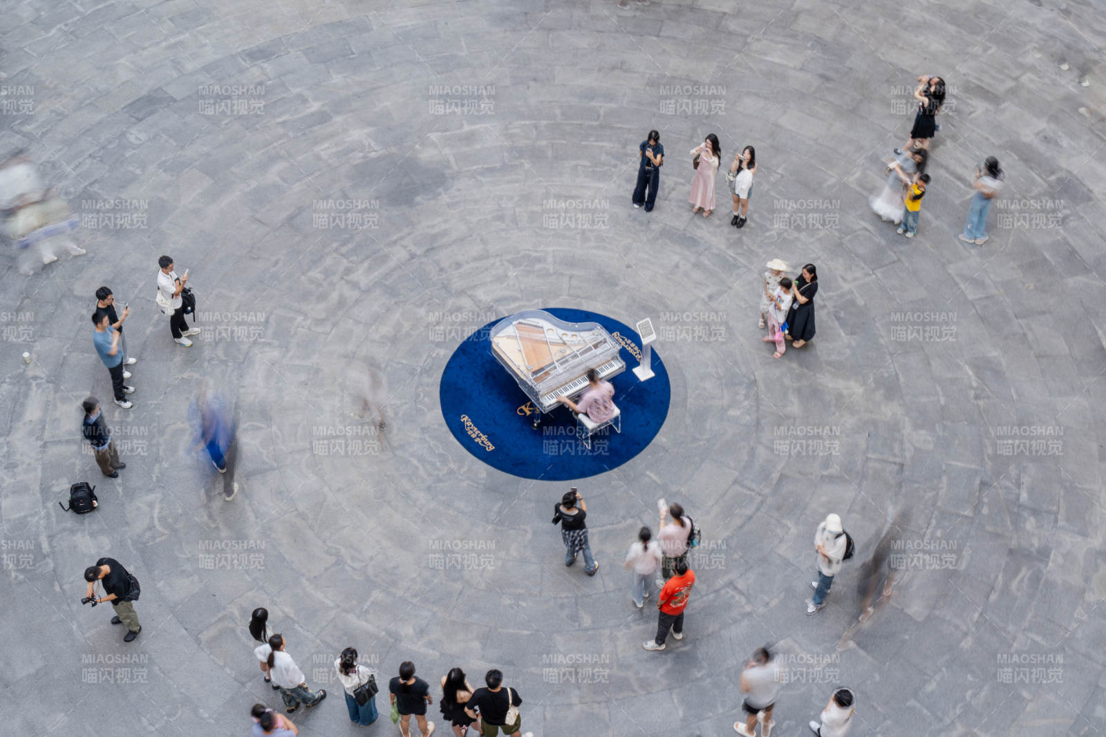 广场中央的钢琴演奏会图片