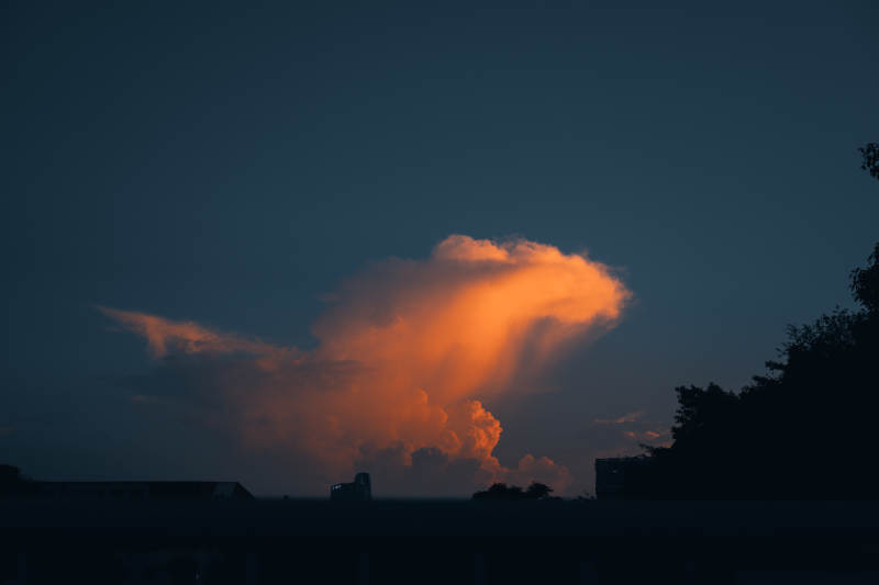 黄昏云霞映天际图片