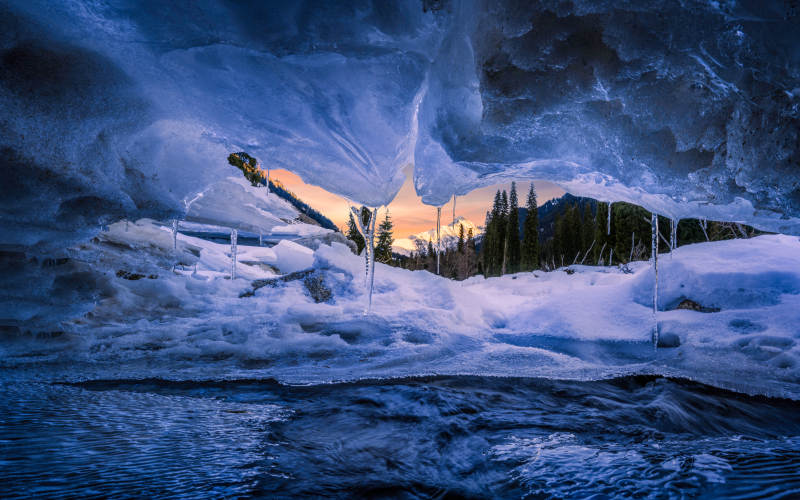 冰洞下的梦幻世界图片