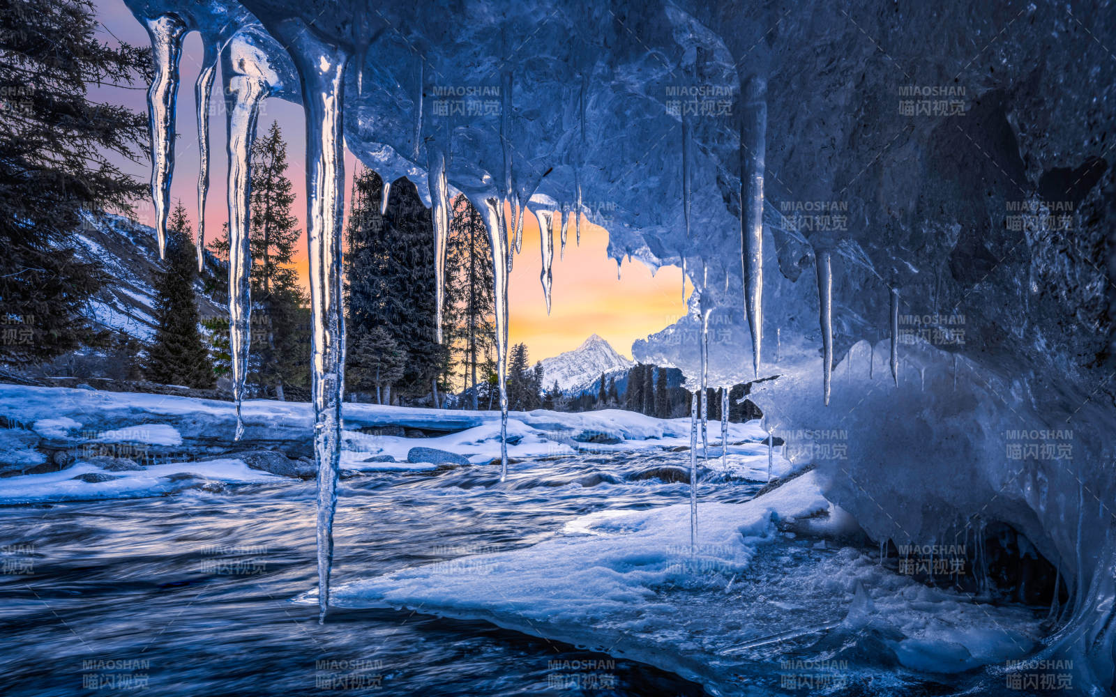 冰洞夕照 冬日奇景图片