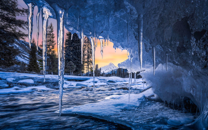冰洞夕照 冬日奇景图片