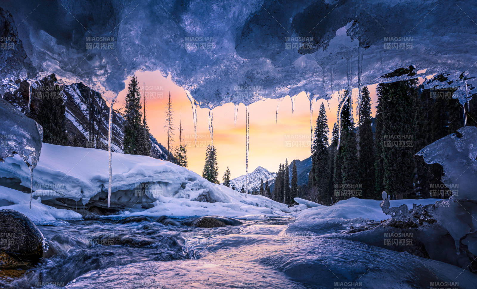 冰洞下的冬日奇景图片