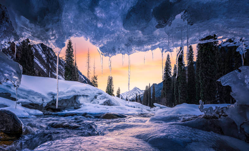 冰洞下的冬日奇景图片