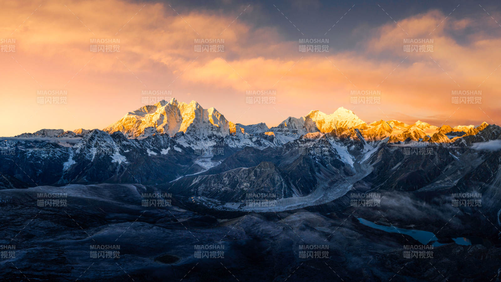 雪山日落 金光璀璨图片