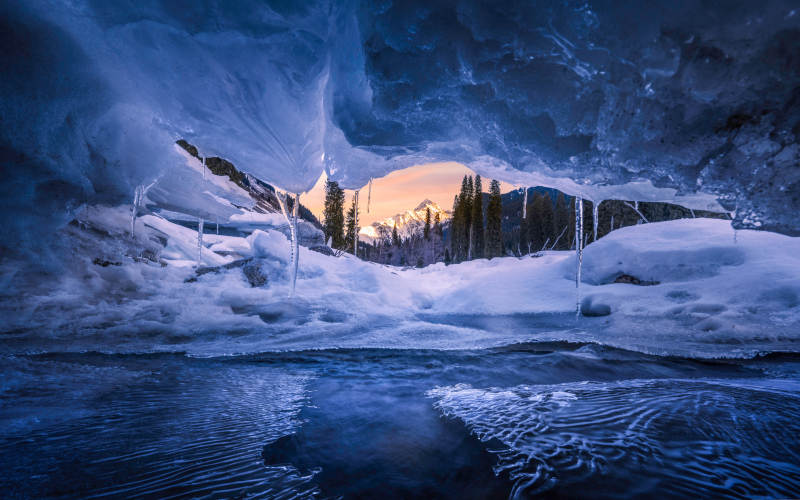冰洞晨曦 冬日奇景图片