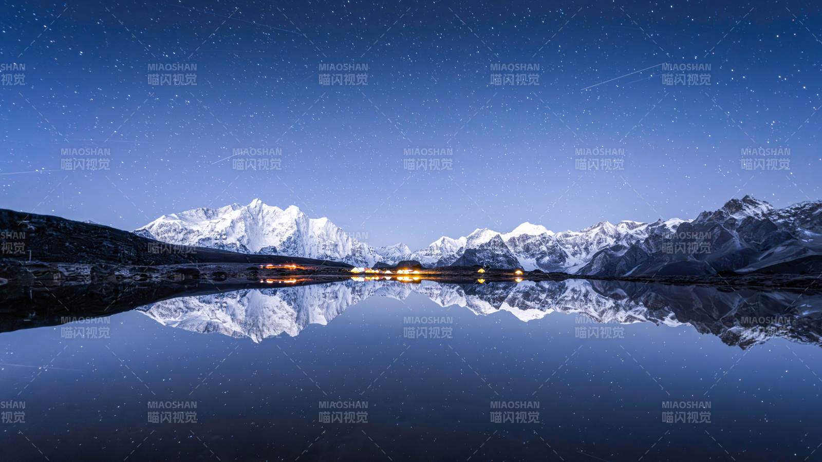 雪山夜景 湖面倒影如梦图片