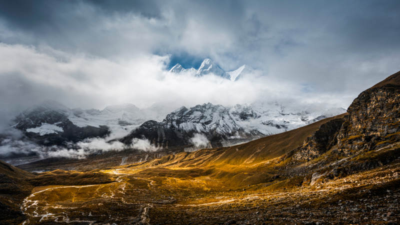 雪山云海 金黄山谷图片