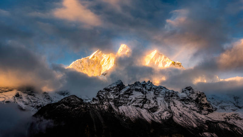 雪山云海 晨光初照图片