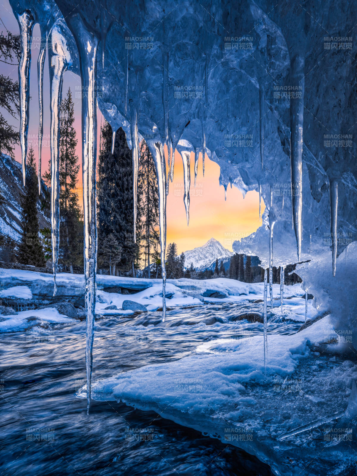冰洞夕照 冬日奇景图片
