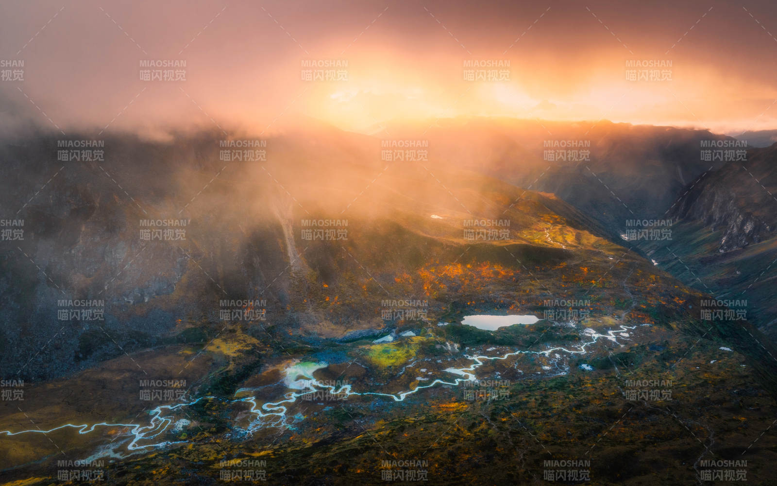 秋日山谷云雾缭绕图片