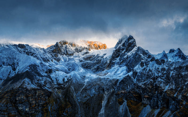 雪山晨曦 云雾缭绕图片