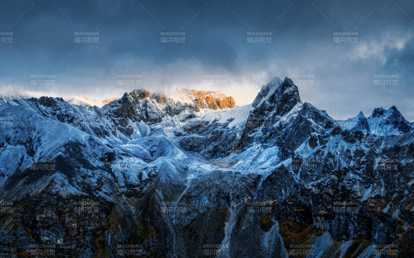 雪山晨曦 云雾缭绕图片