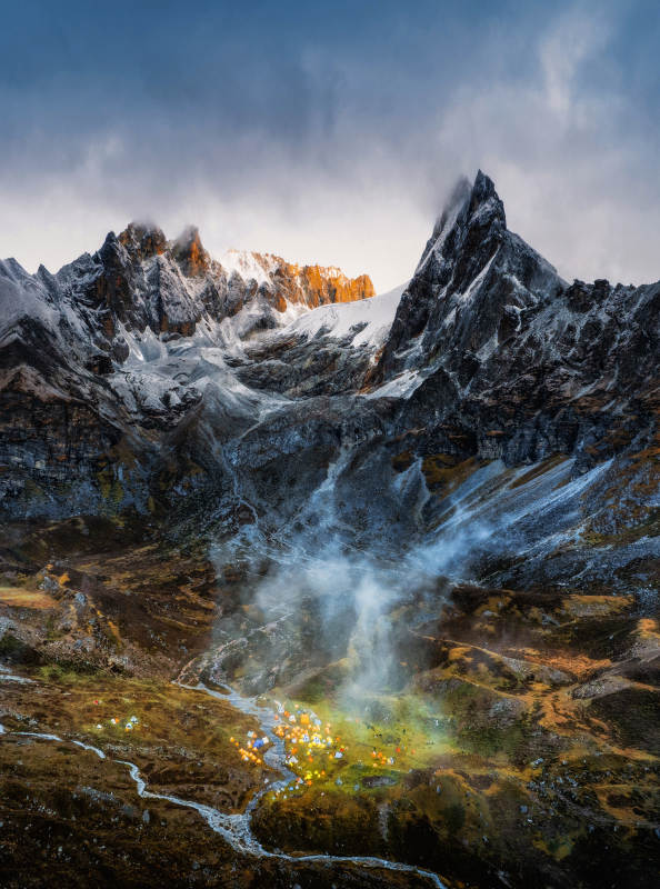 雪山晨雾 山谷斑斓图片