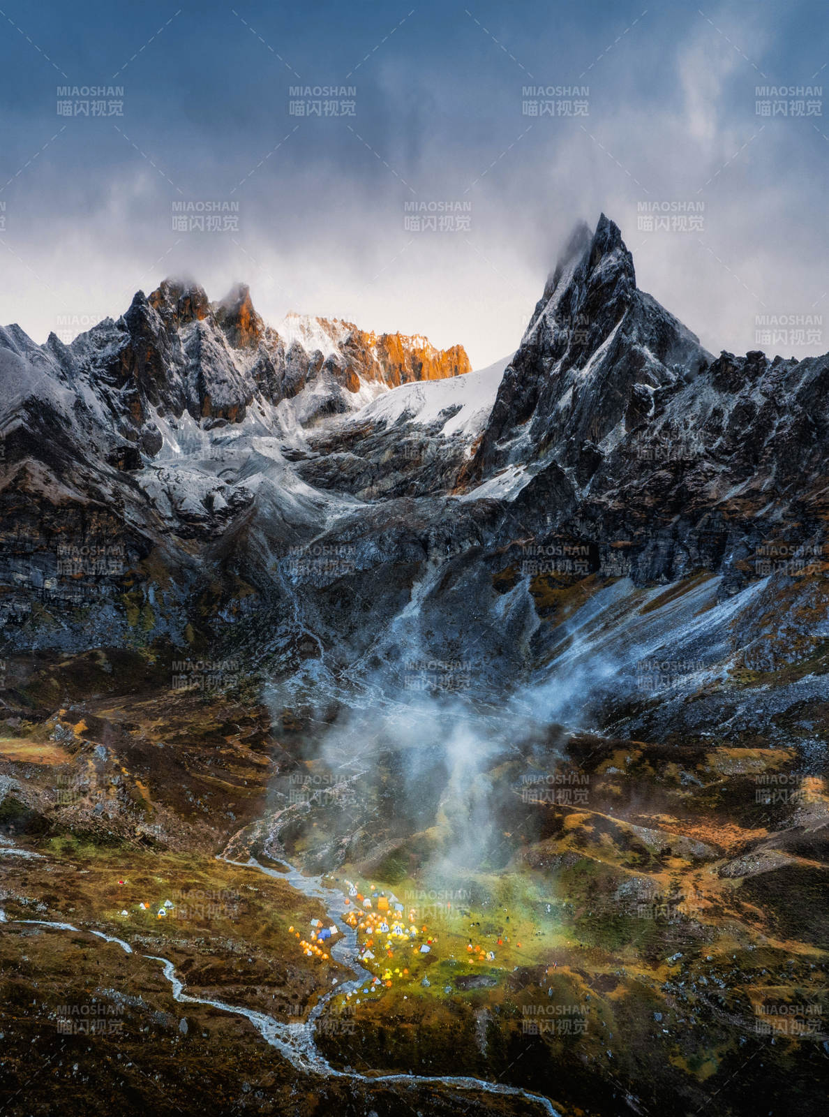 雪山晨雾 山谷斑斓图片