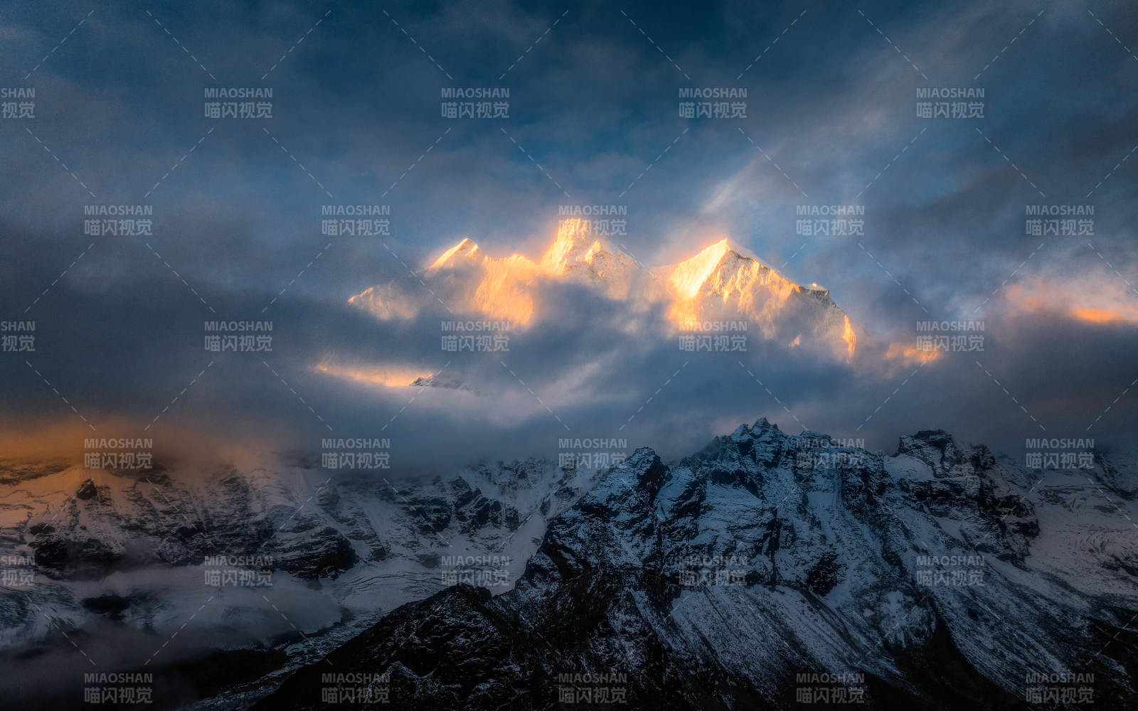雪山云海 晨曦初照图片