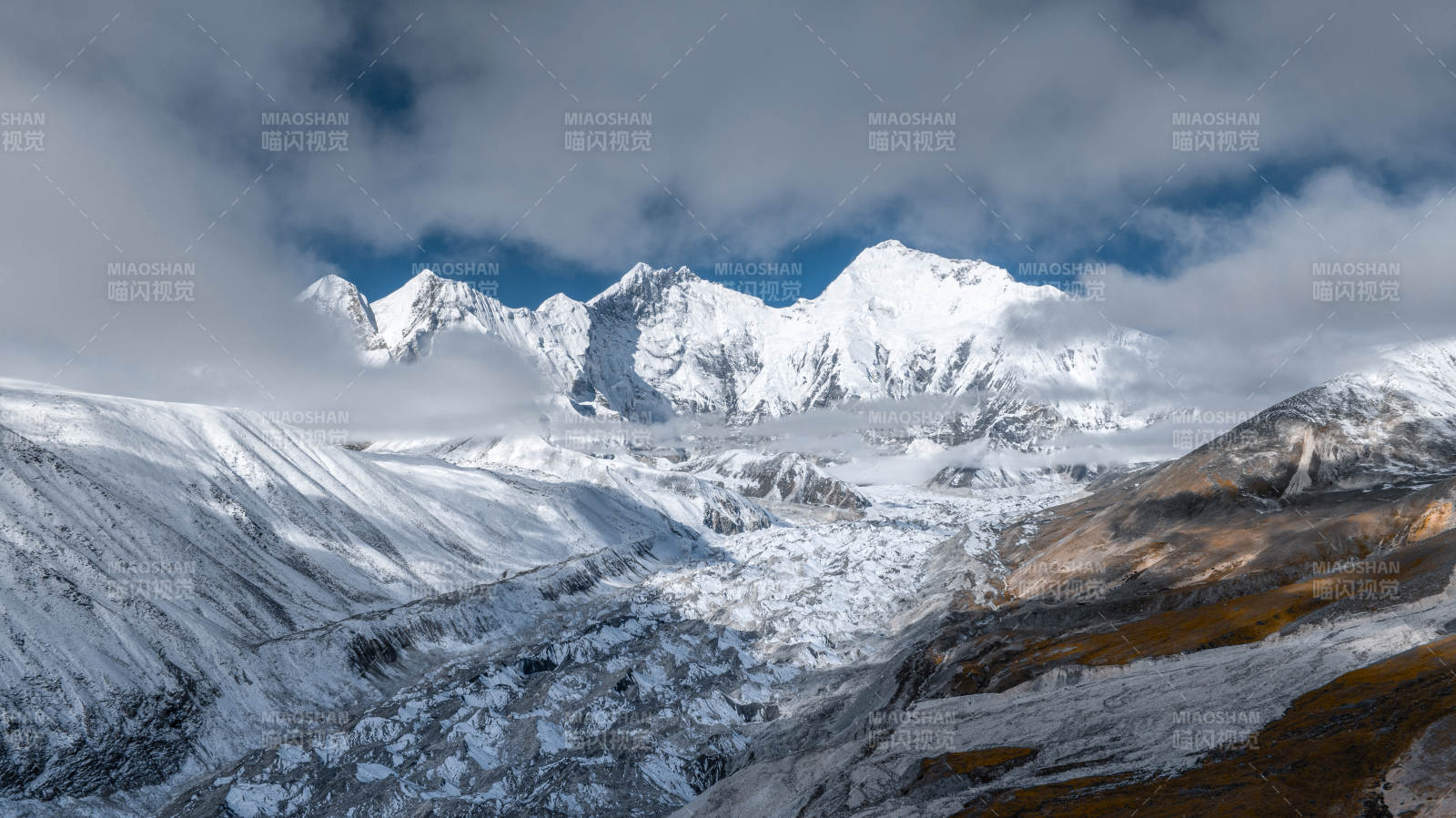 雪山云海 壮丽景观图片