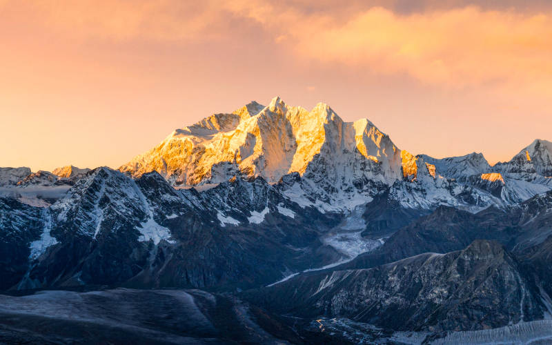 雪山日落 金光璀璨图片