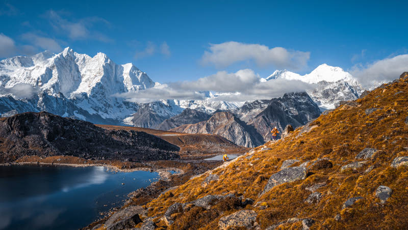 雪山湖畔秋色浓图片