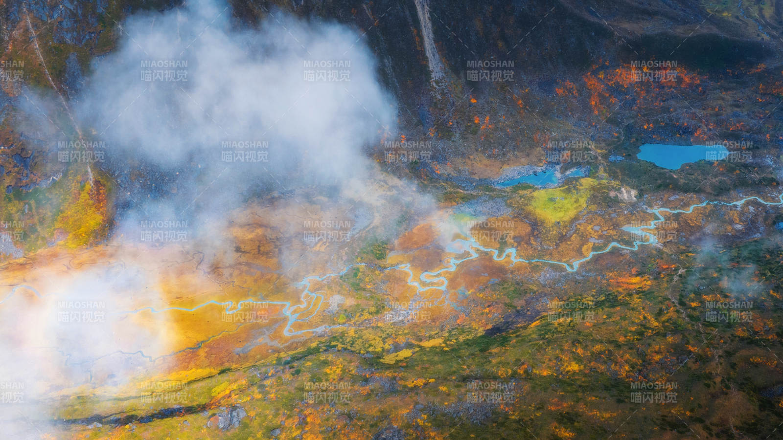 秋日山谷云雾缭绕图图片