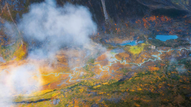 秋日山谷云雾缭绕图图片