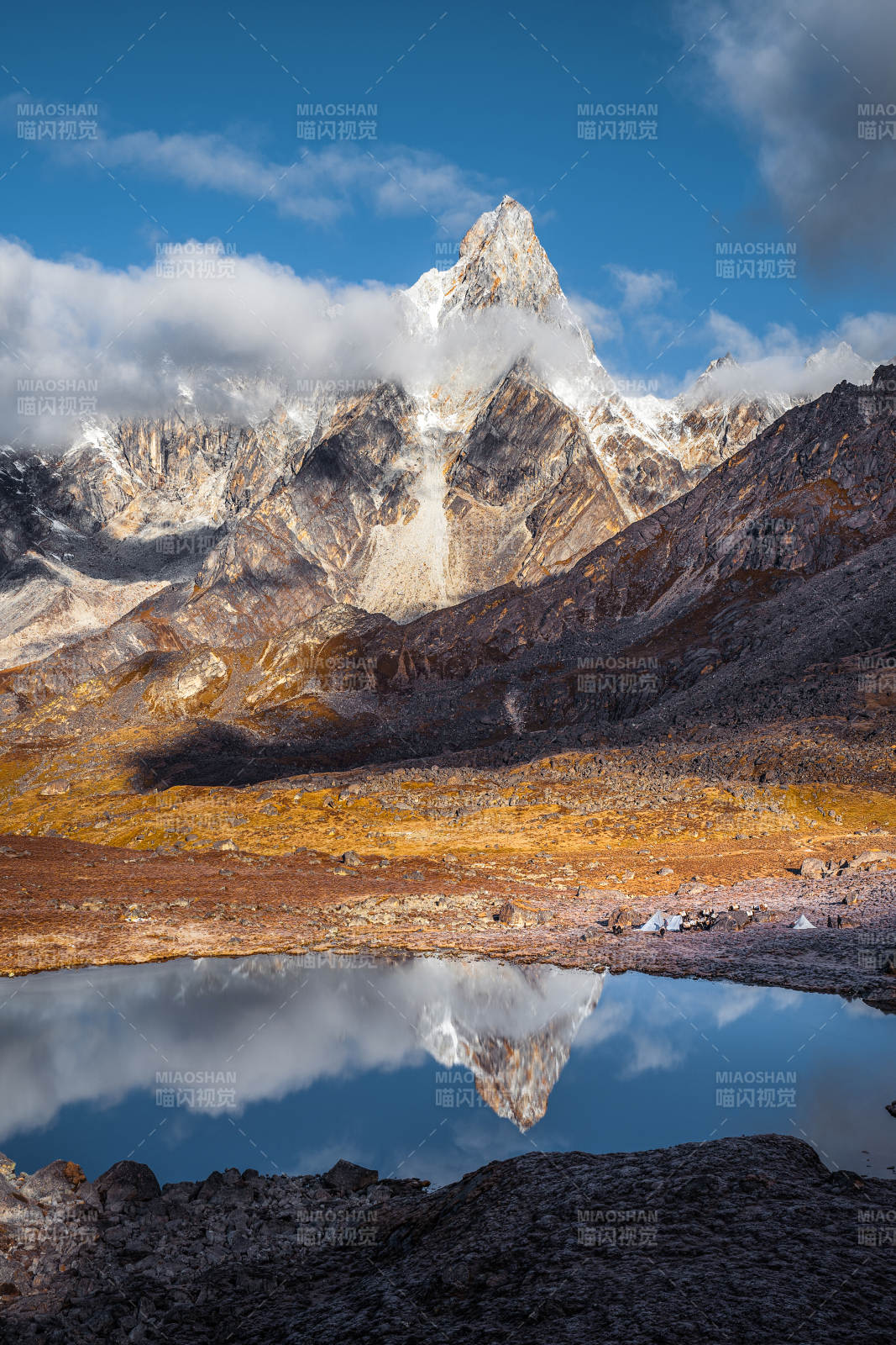 雪山倒影湖畔秋景图片