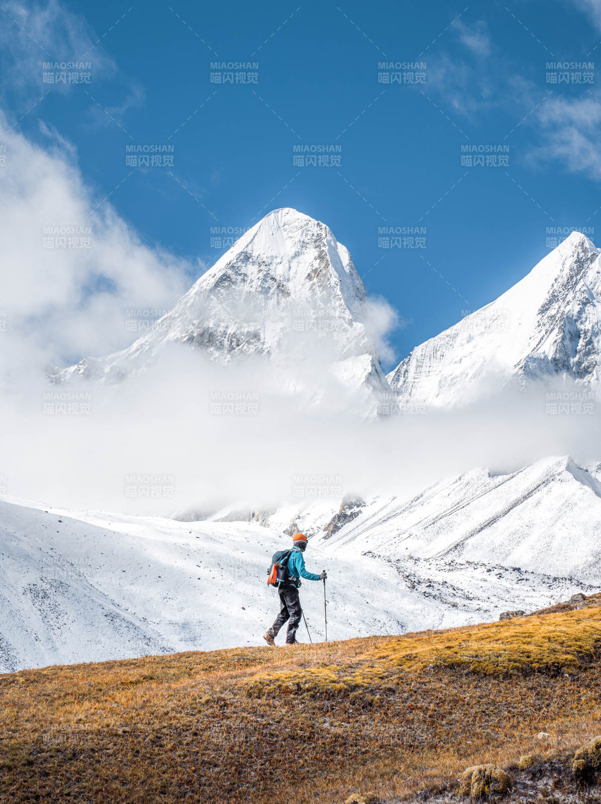 雪山之巅 徒步探险图片