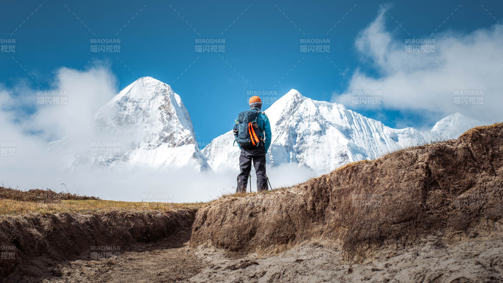 雪山探险者图片