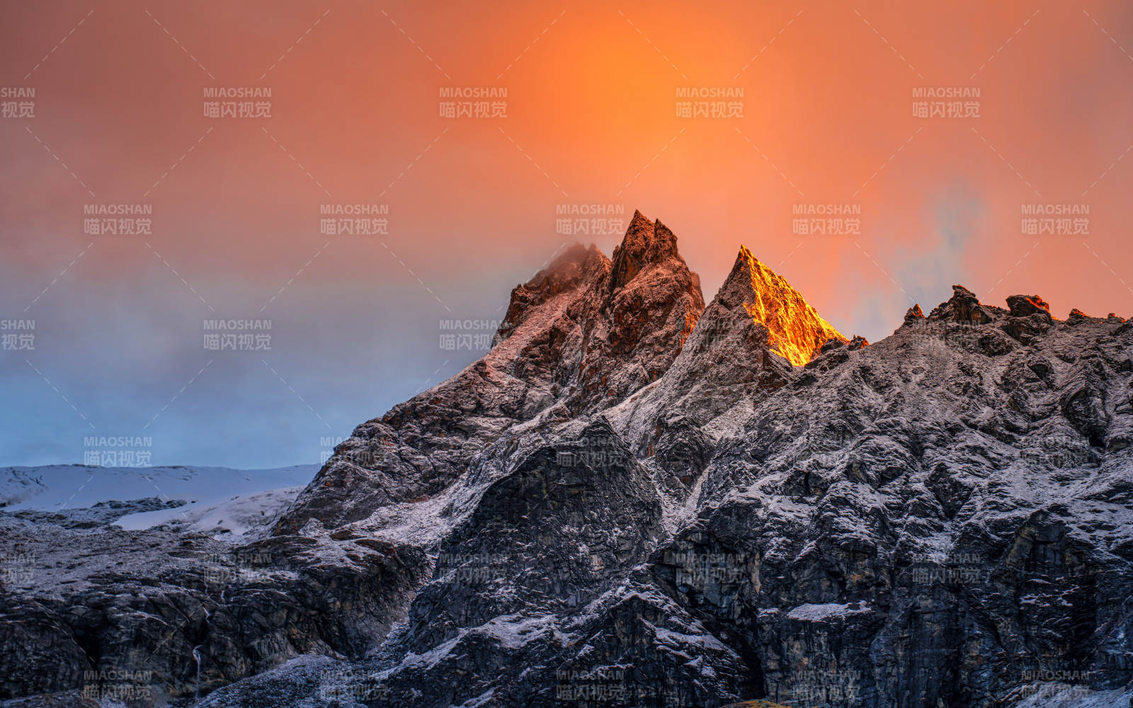 雪山夕照 金辉映顶图片