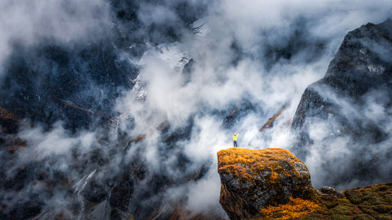 云雾缭绕 孤峰独行图片