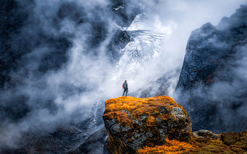 云雾缭绕 孤峰独行图片